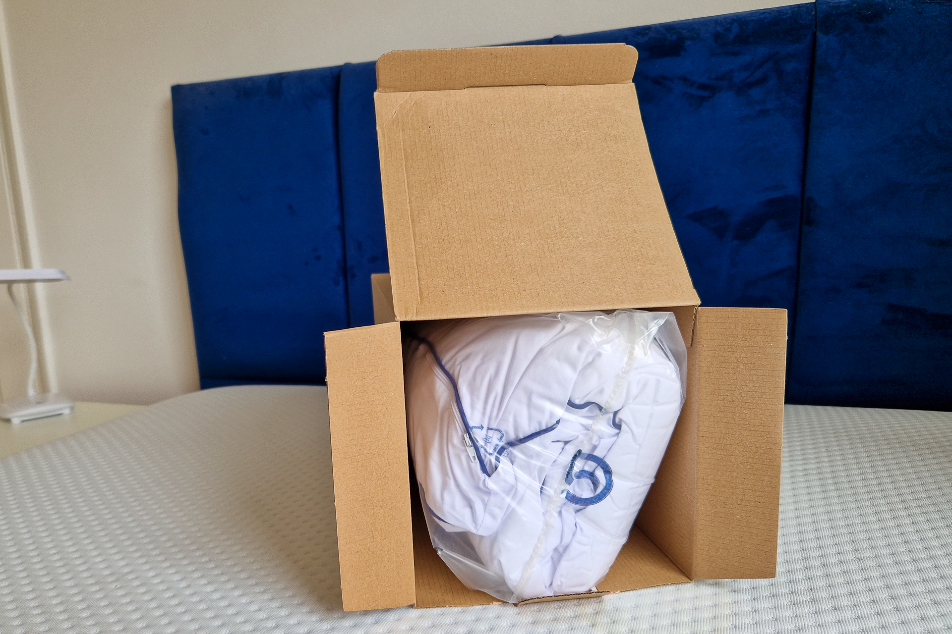 Caixa de cartão com logótipo Emma aberta com embalagem em vácuo no interior